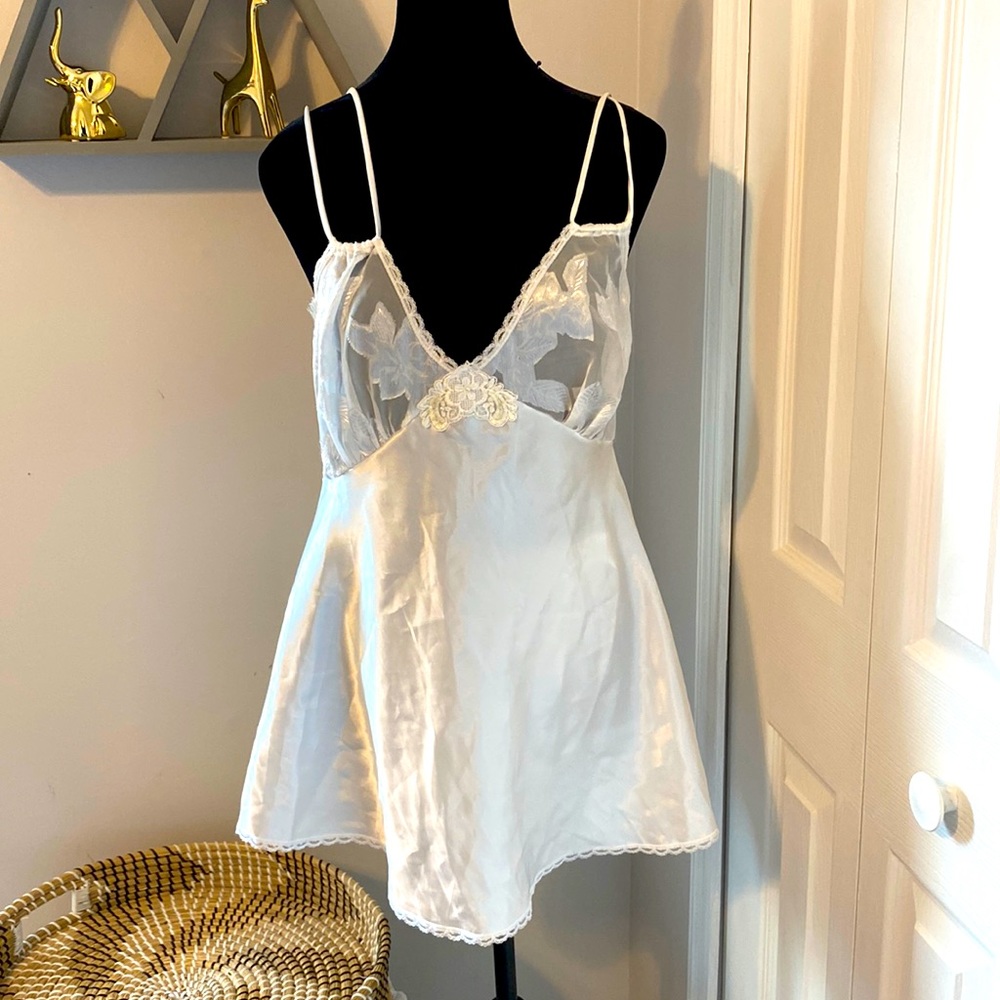 Ladies Vanity Fair White Nightie with matching panties, Size Medium, NWOT